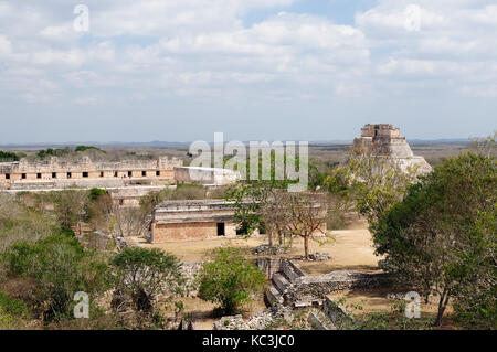 Ruines mayas d'Uxmal est le site archéologique de la plus grande importance à la route Puuc. réputée pour les belles façades de ses bâtiments, frises, crea Banque D'Images