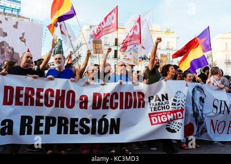 Madrid, 1er octobre 2017. Des centaines de personnes participent à une manifestation de soutien à propos du référendum sur l'indépendance de la Catalogne, à la puerta del sol, Madrid. La Catalogne a tenu un référendum sur l'indépendance aujourd'hui, le 1 octobre, bien qu'il a été interdit par la Cour constitutionnelle espagnole. (Photo de m.ramirez / pacific press) Banque D'Images