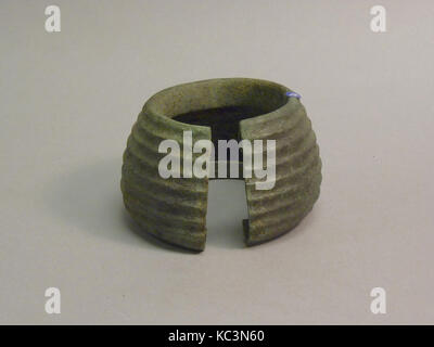 Bangle creux, la fin de période, 300 après J.-C.-B. 400, la Thaïlande ou le Vietnam, Bronze, H. 2 1/4 in. (5,7 cm) ; W. 3 7/8 in. (9,8 cm Banque D'Images