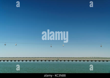 Câble d'antenne sur les voitures et le pont Vasco de Gama à Lisbonne, Portugal Banque D'Images