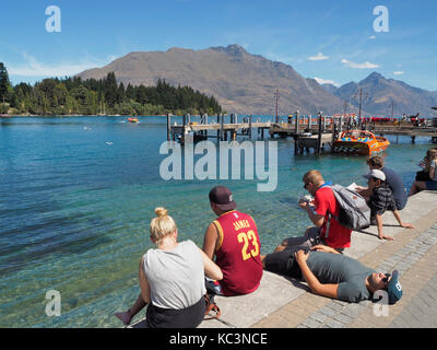 Relaxer au bord du lac Wakatipu à Queenstown, Nouvelle-Zélande Banque D'Images