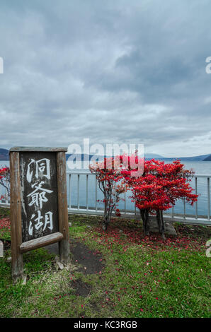 Vue trouble de l'infâme lac Toya. Le lac est une caldeira lake Shikotsu Toya-en parc national, situé à hokkaidō, au Japon. Banque D'Images
