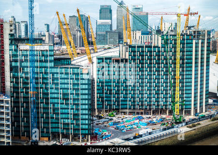 La péninsule de Greenwich, avec le développement d'appartements 02 Arena derrière et emblématiques bâtiments gratte-ciel de la ville en arrière-plan. SE London, England, UK. Banque D'Images