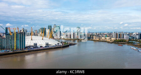 La péninsule de Greenwich, avec le développement d'appartements 02 Arena et emblématiques bâtiments gratte-ciel de la ville et les Docklands derrière. SE London, England, UK.