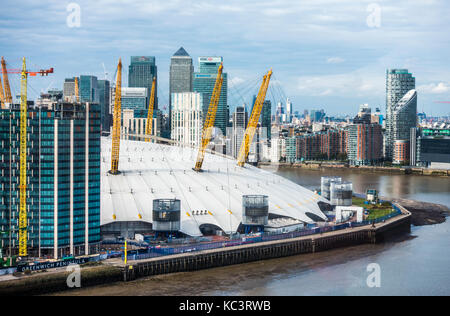 La scène 02 sur le développement de la péninsule de Greenwich, avec d'autres bâtiments gratte-ciel emblématique cité derrière. Le sud-est de Londres, Angleterre, Royaume-Uni. Banque D'Images