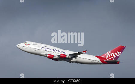 Virgin Atlantic Boeing 747-443 avions qui décollent de l'aéroport de Londres Gatwick. Banque D'Images