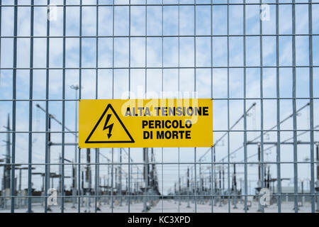 Cartel dans la clôture d'une centrale avec l'indication de danger de mort Banque D'Images