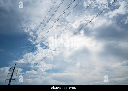 Treillis de haute tension avec des nuages dans le ciel en arrière-plan Banque D'Images