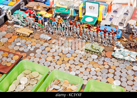Lviv, Ukraine - le 10 juillet 2015 : diverses choses vintage en vente sur un marché aux puces. Banque D'Images