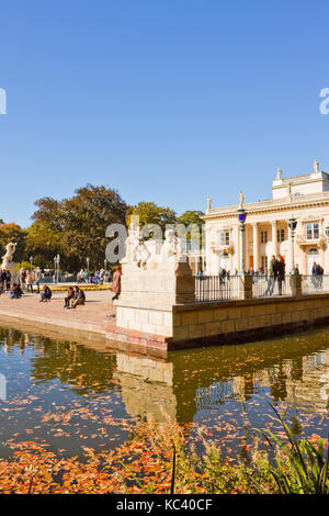 Varsovie, Pologne - 10 octobre 2015 : les gens de vous détendre sur une terrasse près de palais sur l'eau ou palais Lazienki dans parc Lazienki (Parc des Thermes royaux) sur un s Banque D'Images