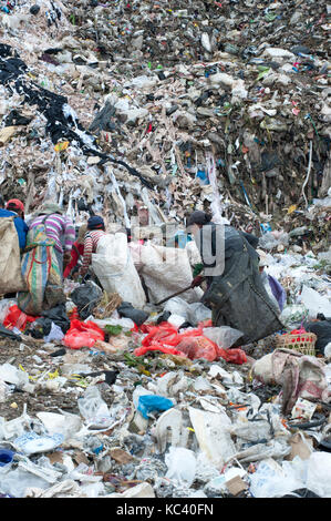 Réfugiés et migrants birmans travaillent dans dépotoir site dans la périphérie de la ville frontalière de Mae Sot, en Thaïlande le 16 août 2017. Banque D'Images