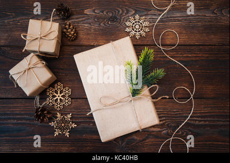 Moke up christmas composition de cadeaux et jouets en bois sur un fond de bois Banque D'Images