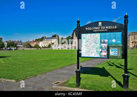 La cathédrale de Wells SOMERSET VILLE ANGLETERRE SIGNE POUR VOUS ACCUEILLIR À PLUS PETITE VILLE ENGLANDS Banque D'Images