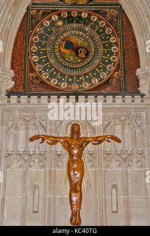 SOMERSET WELLS CITY ANGLETERRE CATHÉDRALE horloge astronomique et SCULPTURE EN BOIS DU CHRIST SUR LA CROIX DANS LE TRANSEPT NORD Banque D'Images