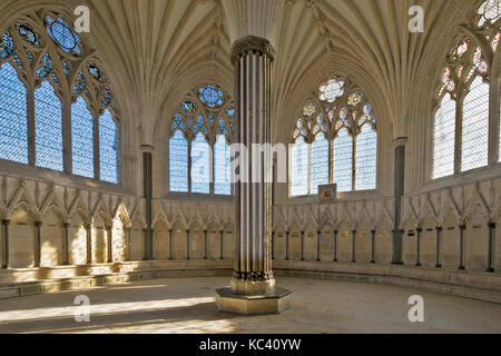 La cathédrale de Wells SOMERSET ANGLETERRE VILLE LA SALLE CAPITULAIRE AVEC PLAQUES DE LAITON SUR LES SIÈGES Banque D'Images