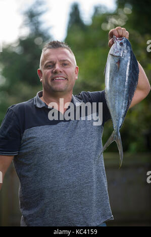 Angler Mark Padfield qui ont pris les premiers poissons dauphins dans les eaux britanniques, à partir de la plage de Chesil dans le Dorset. Le poisson n'est pas indigène à la France eaux. Banque D'Images