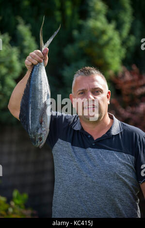 Angler Mark Padfield qui ont pris les premiers poissons dauphins dans les eaux britanniques, à partir de la plage de Chesil dans le Dorset. Le poisson n'est pas indigène à la France eaux. Banque D'Images