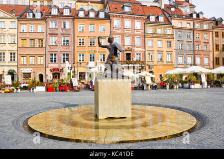 Varsovie, Pologne - 14 octobre 2015 : place du marché de la vieille ville avec la sirène de Varsovie (syrenka warszawska) monument. la sirène est un symbole de Varsovie Banque D'Images