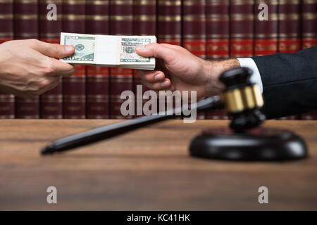 Gavel sur table en bois avec juge de pot-de-vin à l'audience Banque D'Images