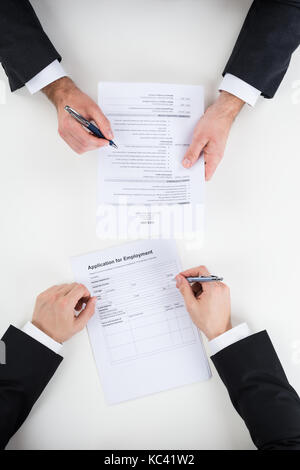 Portrait of businessman taking interview de candidat masculin à 24 Banque D'Images