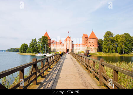 Trakai, Lituanie - 16 septembre. 2015 : pont de bois sur le lac Galve de l'île de Trakai, Lituanie château Banque D'Images