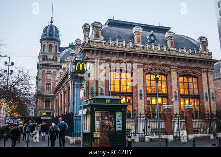 Budapest, Hongrie - janvier 02, 2017 : la gare de l'ouest de Budapest, avec l'arbre de Noël, ambiance de Noël Banque D'Images