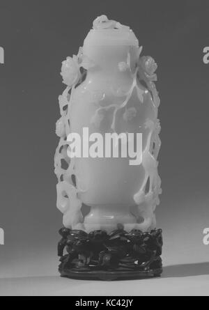 Vase, Chine, 19e siècle, Jade, Gr. H. 11 3/8 in. (28,9 cm) ; Gr. W. 4 9/16 in. (11,6 cm), Jade Banque D'Images