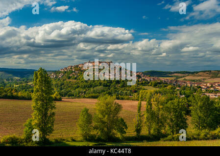Le village médiéval de Cordes-sur-ciel, dans le Tarn, france d'occitanie. prises de la piste vers le village de sarmazes. Banque D'Images