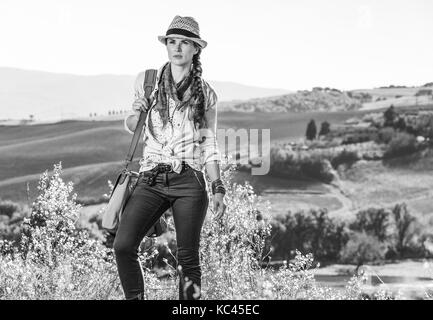 Découvrir une vue magique de la toscane. active woman hiker avec sac sur la toscane randonnée pédestre à la recherche dans la distance Banque D'Images