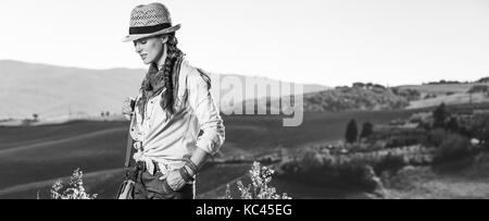 Découvrir une vue magique de la toscane. active woman in hat avec sac randonneur randonnées en Toscane Banque D'Images