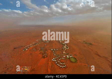 Vue aérienne du village de yulara à Uluru (Ayres Rock) en Australie dans le territoire du nord, au coucher du soleil. Banque D'Images