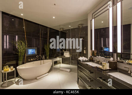 Chambre à coucher principale salle de bains. 10 La place de la Trinité - Les Résidences, Londres, Royaume-Uni. Architecte : Aukett Swanke, 2017. Banque D'Images