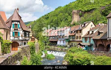 Traditionnelle Française des maisons à colombages et la rivière (Weiss) dans le village de Kayserberg en Alsace, France Banque D'Images