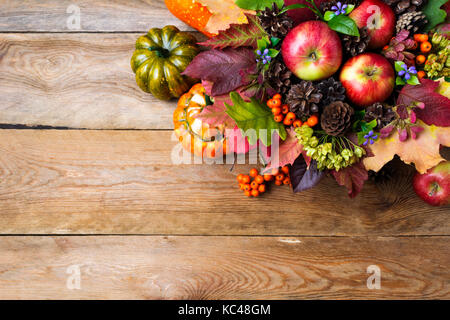 Message d'automne ou de l'action de fond avec des pommes mûres, Rowan berries, green seeds, cônes, fleurs bleues, les citrouilles, les feuilles, copy space Banque D'Images