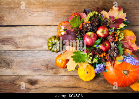 Couronne de grâce à la citrouille, les pommes, les feuilles de chêne vert, bleu fleurs, cônes. message d'automne, l'arrière-plan copy space Banque D'Images