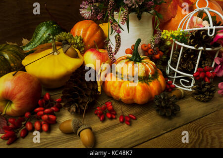 Décoration d'automne avec le trèfle dans un vase, les pommes, le berbéris, la citrouille et les légumes, Close up Banque D'Images