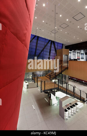 Escalier principal et un bar dans l'atrium avec carrelage blanc terazzo et vue de l'espace d'exposition. Bærum Kulturhus Centre Culturel, Sandvika, la Norvège. Architecte : Banque D'Images