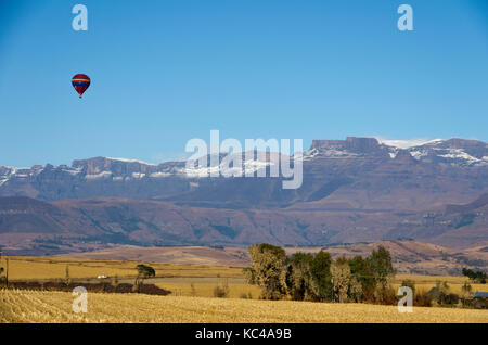 Hot Air Balloon règne sur la région du Drakensberg en Afrique du Sud Banque D'Images