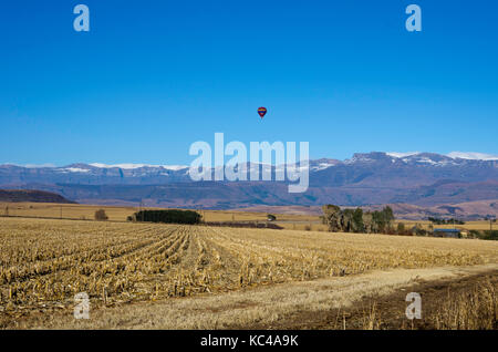 Hot Air Balloon règne sur la région du Drakensberg en Afrique du Sud Banque D'Images
