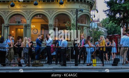 Les gens à socialiser et à boire dans un pub à Londres en été Banque D'Images