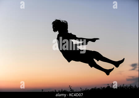 Allemagne, garçon sautant sur un trampoline, Silhouette Banque D'Images