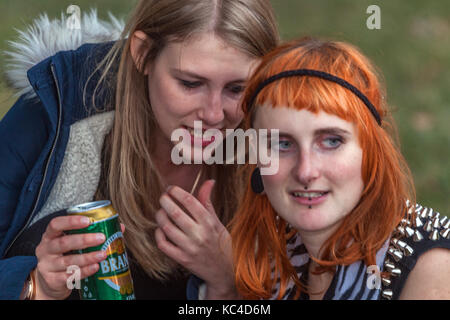 Deux jeunes filles lors d'une conversation et boire de la bière à partir d'une canette, marques Branik, Prague, République tchèque filles amis Banque D'Images