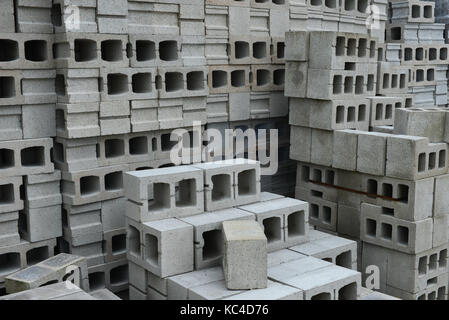 Une pile de blocs de construction en béton matériaux dans un jardin. Banque D'Images