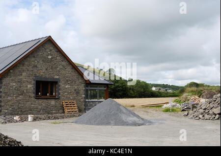 Construction d'une habitation principale de l'entreprise rurale avec des exploitations agricoles existantes en arrière-plan complexe, Llanrhystud, Pays de Galles, Royaume-Uni. Banque D'Images