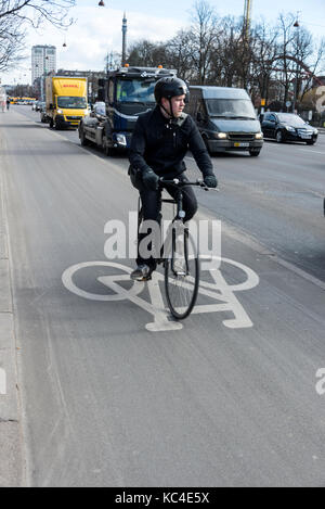 Les adeptes sur leur façon de travailler sur des pistes cyclables sur les rues de Copenhague au Danemark. Banque D'Images