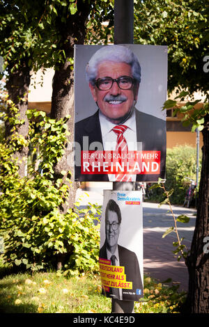 Allemagne, Cologne, un joker a couvert une affiche électorale du SPD dans la rue Konrad-Adenauer-Ufer avec une photo de l'acteur populaire Willy Millowitsch. Banque D'Images