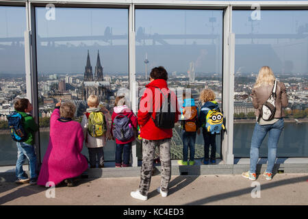 Allemagne, Cologne, visiteurs au pont d'observation de la Tour du Triangle dans le quartier Deutz, vue sur le Rhin jusqu'à la cathédrale. Allemand Banque D'Images