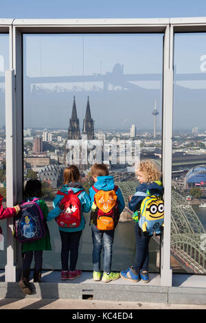 Allemagne, Cologne, visiteurs au pont d'observation de la Tour du Triangle dans le quartier Deutz, vue sur le Rhin jusqu'à la cathédrale. Allemand Banque D'Images