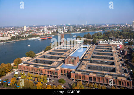 Allemagne, Cologne, vue de la Tour Triangle dans le quartier Deutz aux salles historiques du Rhin, accomodate entre autres entreprises les médias gro Banque D'Images