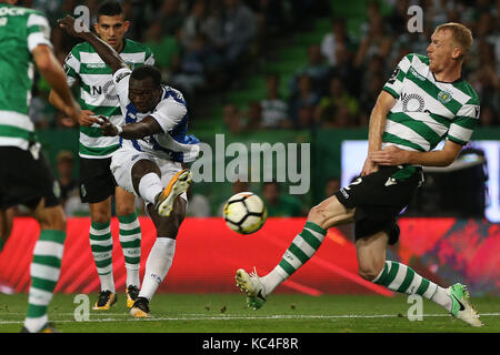 Lisbonne, Portugal. 06Th oct, 2017. portoõs vincent aboubakar fc l'avant du Cameroun (c) au cours de Premier League 2017/18 correspondance entre sporting cp et le FC Porto, au stade Alvalade à Lisbonne le 1 octobre 2017. (Photo par Bruno barros / dpi) crédit : Bruno barros/Alamy live news Banque D'Images